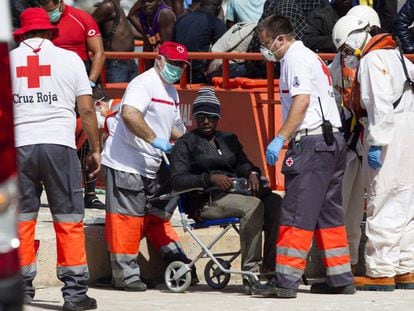 Voluntarios de Cruz Roja atienden en Málaga a los inmigrantes rescatados el pasado martes.