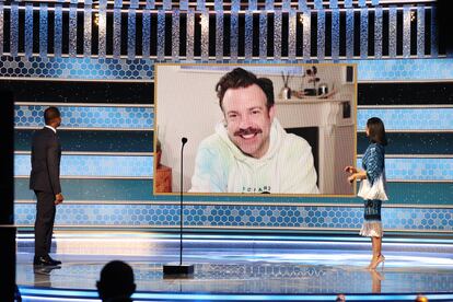 El actor Jason Sudeikis agradece, desde su casa y en sudadera, el Globo de Oro por su papel en 'Ted Lasso', el 1 de marzo de 2021. Es una de las imágenes más poderosas y contemporáneas que dejó la gala número 78 de los Globos de Oro, que inicia la primera temporada de premios en plena pandemia.