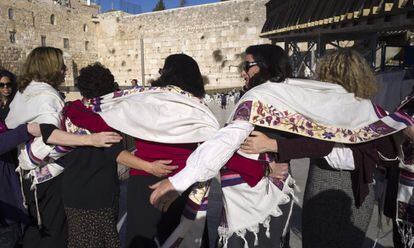 Miembros del grupo Mujeres del Muro de las Lamentaciones celebran en la plaza la decisión del Gobierno israelí.
