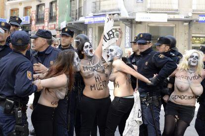 Activistas de Femen durante la manifestaci&oacute;n contra el aborto.