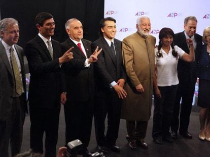 Ocho de los nueve candidatos presidenciales en Chile posan en el debate de este mi&eacute;rcoles.