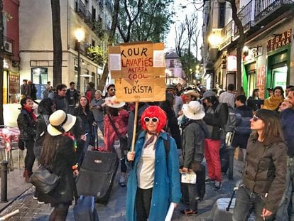 Momento de la manifestación en el barrio de Lavapiés en contra del turismo descontrolado y de sus consecuencias.