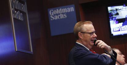 Un &lsquo;trader&rsquo; de Goldman Sachs, en la Bolsa de Nueva York.