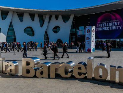 Entrada a uno de los pabellones del Mobile World Congress 2019. En vídeo, el montaje del Congreso avanza a un ritmo muy lento.