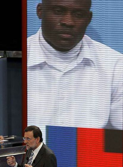 Mariano Rajoy responde a un 'sin papeles' de Camerún en TVE