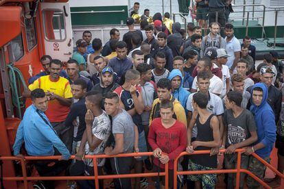 Rescatada en Barbate una patera con 60 migrantes.