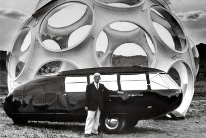 Buckminster Fuller posa junto a su Dymaxion Car y con su cúpula de ojo de mosca en Snow Mass (Colorado) en 1980, que desarrolló en los años treinta.