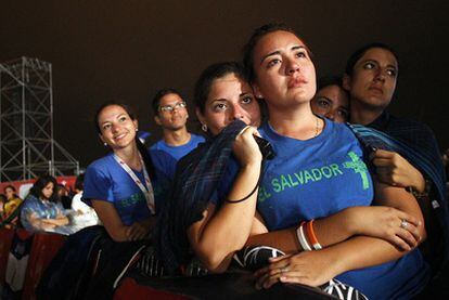 Un grupo de jóvenes durante la vigilia de Cuatro Vientos.
