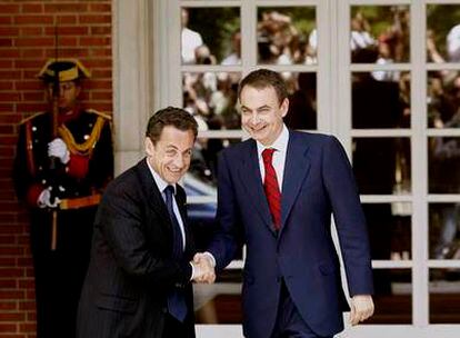 Sarkozy saluda a Zapatero en la puerta del Palacio de la Moncloa.