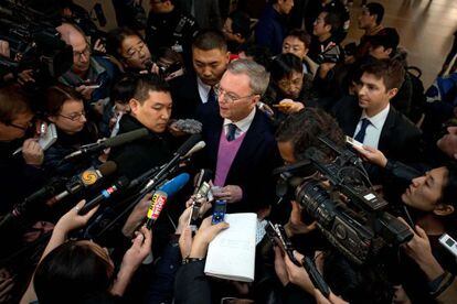 El presidente de Google, a su llegada a Pekín desde Pyongyang.