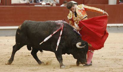 El diestro Rubén Pinar, en el primero de su lote.