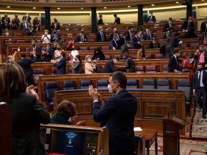 Pedro Sánchez de espaldas aplaude durante el intento de moción de censura de Vox el pasado día 22.