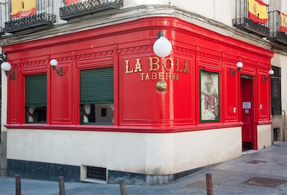 Fachada esquinera del veterano restaurante La Bola en el centro histórico de Madrid.