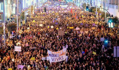 Manifestación por el 8 de marzo a su paso por la Gran Vía de Madrid.