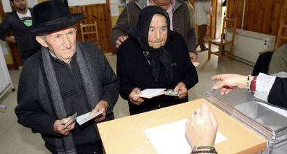 Antonia Patino, de 103 años, y José Pascua, de 102, cuando votaban en 2011 en el municipio salmantino de Hinojosa de Duero.