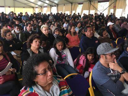 Inmigrantes en un encuentro con policías y abogados sobre el decreto migratorio, en Los Ángeles. En el vídeo, la detención.