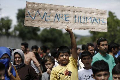 Varios refugiados afganos se manifiestan para solicitar mejoras en sus condiciones en el centro de salud en  Malakasa, en Atenas