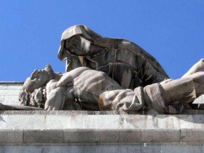 Imagen de la Piedad, en el Valle de los Caídos. Franco hizo cambiar la original porque le parecía "un murciélago". En vídeo, recorrido por el Valle.
