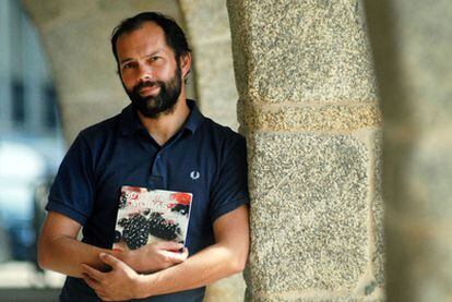El escritor Xesús Fraga, autor de <i>50 recetas con moras y otros frutos silvestres</i>, ayer en Betanzos.