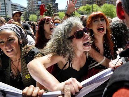 Protestas a las puertas de la Audiencia de Provincial de Navarra.