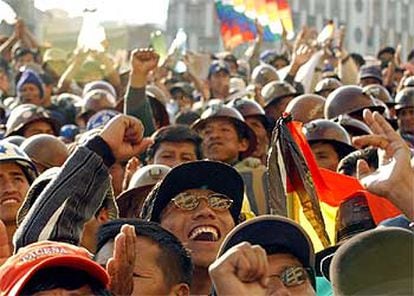 Cientos de manifestantes mineros celebraban en la calle la inminente salida de Sánchez de Lozada.