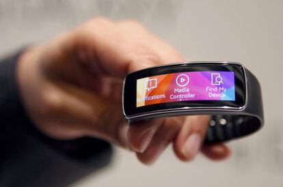 La nueva pulsera de Samsung Gear Fit para medir el ejercicio f&iacute;sico. 