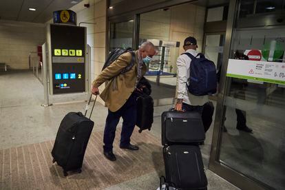 Dos acompañantes del líder del Frente Polisario llegan al aeropuerto de Pamplona tras haber suspendido su vuelo desde Logroño. 