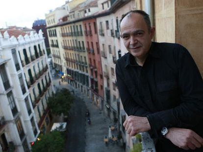 Kiko Herrero, autor de la novela &#039;Arde Madrid&#039;, en un balc&oacute;n de la Plaza Mayor.