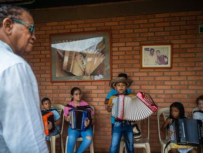 El “Turco” Gil enseña a sus estudiantes en su academia, en Valledupar, César (Colombia), el 4 de octubre del 2022.