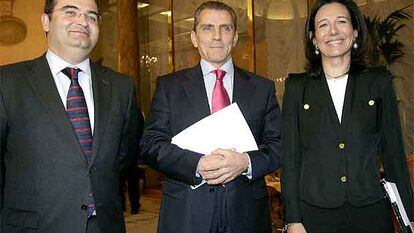 Los presidentes del Banco Popular, la CNMV y Banesto: Ángel Ron, Manuel Conthe y Ana Patricia Botín.