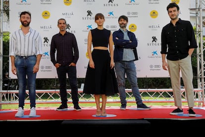 Los directores Alberto de Toro (detrás a la derecha) y Javier Ruiz Caldera (detrás a la izquierda), acompañados por los actores, desde la derecha, Miki Esparbé, Aura Garrido y Dafnis Balduz, en Sitges.