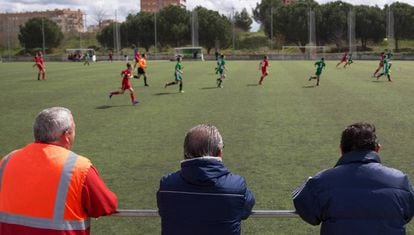 Un partido de fútbol base.