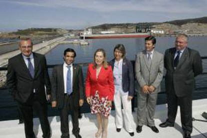 La ministra de fomento, Ana Pastor (3i), junto (izq. a der.) al presidente de Puertos del Estado, José Llorca Ortega, el alcalde de Ferrol, José Manuel Rey Varela, la Conselleira de Medio Rural y Mar, Rosa quintana, el delegado del Gobierno en Galicia, Samuel Juárez y el presidente del Puerto de Ferrol, Ángel del Real, durante la visita al Puerto Exterior de Ferrol.