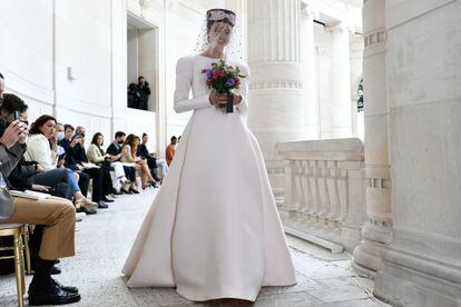 A bridal design closes the Chanel fall / winter 2021-2022 haute couture show on July 6 in Paris.