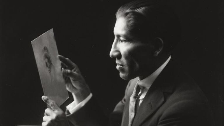 Autorretrato de Martín Chambi en su estudio en 1928.