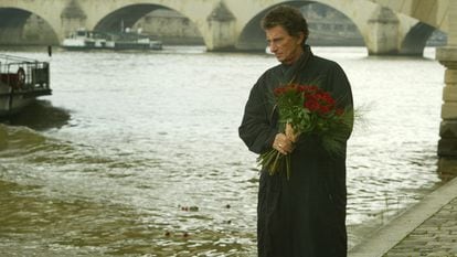 Jack Lang, ante el Puente del Carrusel en París, el 29 de enero de 2005, en un homenaje a Mitterrand.