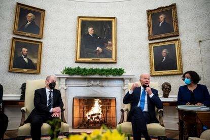 Joe Biden (derecha) y Olaf Scholz, este lunes en el Despacho Oval, en la Casa Blanca.