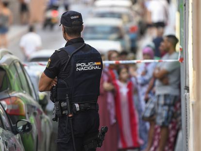 Un miembro de la Policía Nacional en el cordón policial frente a la vivienda de la joven asesinada en Almería, el martes 7 de agosto.