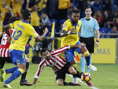 Boateng lucha por un bal&oacute;n con Balenciaga.