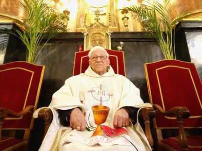 El padre Ángel, sacerdote y presidente de la ONG Mensajeros de la Paz en su parroquia de la calle Hortaleza de Madrid.