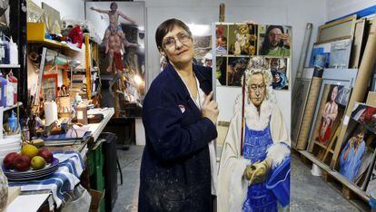 Patricia Mateo, en su taller de la calle del Olmo, con su obra &#039;Crisis&#039;.