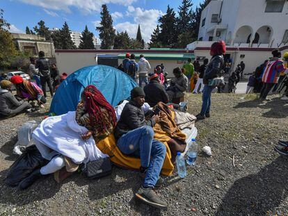 Inmigrantes subsaharianos acampan ante la Embajada de Costa de Marfil a la espera de su repatriación, el martes en Túnez.