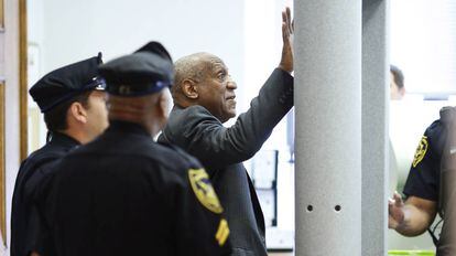 Bill Cosby, pasa por el arco de seguridad de los juzgados.
