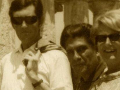 Julio Cortázar posa con unos amigos en un viaje por Atenas.