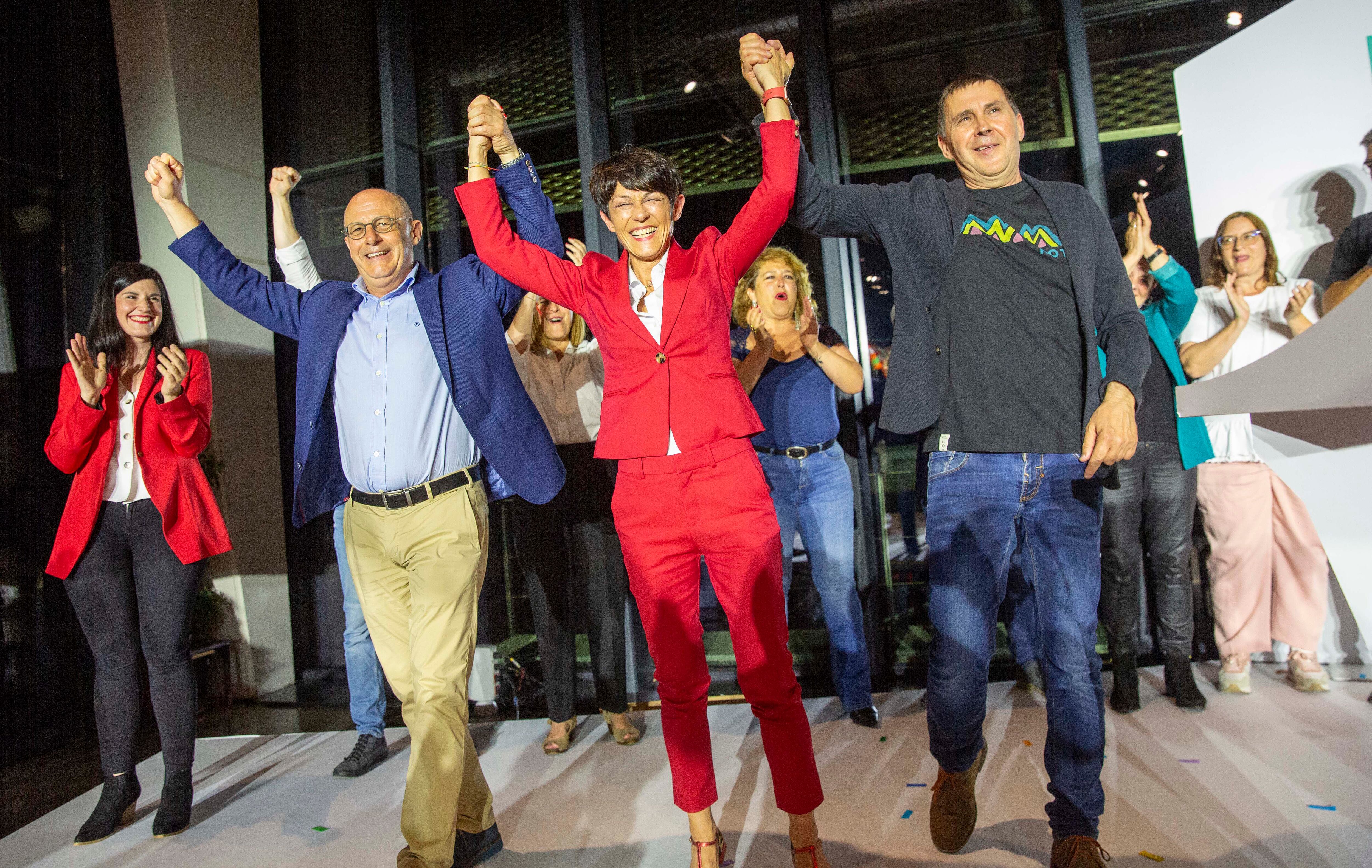 El coordinador general de EH Bildu, Arnaldo Otegi (a la derecha), junto a los candidatos a la Diputación de Gipuzkoa y a la Alcaldía de San Sebastián, Maddalen Iriarte y Juan Karlos Izagirre, respectivamente, este domingo durante su celebración de los resultados obtenidos en las elecciones.