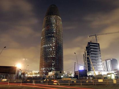 La torre Agbar, en construcci&oacute;n, en 2004