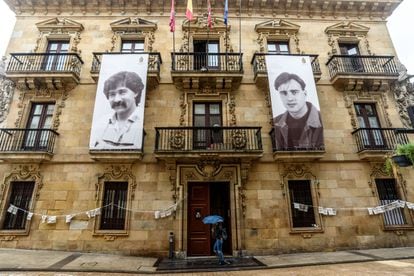Fachada del Ayuntamiento de Ermua con las fotografías de Miguel Ángel Blanco, asesinado por ETA en 1997, y de Sotero Mazo, asesinado en 1980.