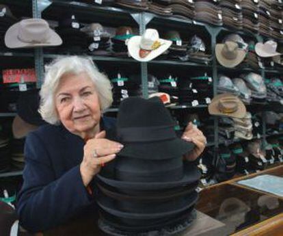 Rosita Bermúdez, propietaria de la tradicional sombrerería San Miguel de Bogotá.