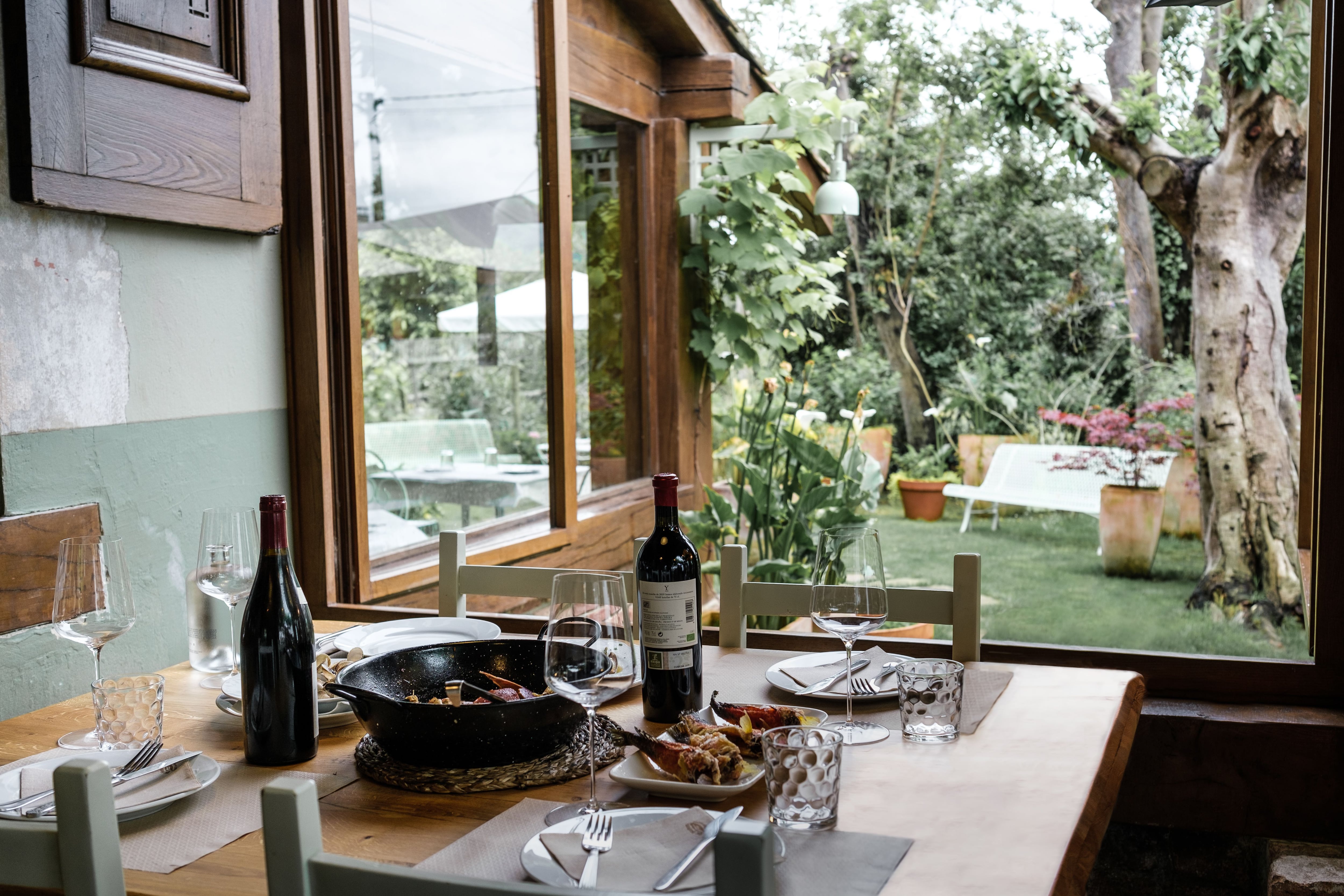 Casa Rula, el bar de pueblo convertido, por su cocina y vinos, en un chigre de éxito en Asturias