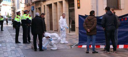 Agentes de los Mossos d'Esquadra en el lugar del crimen.